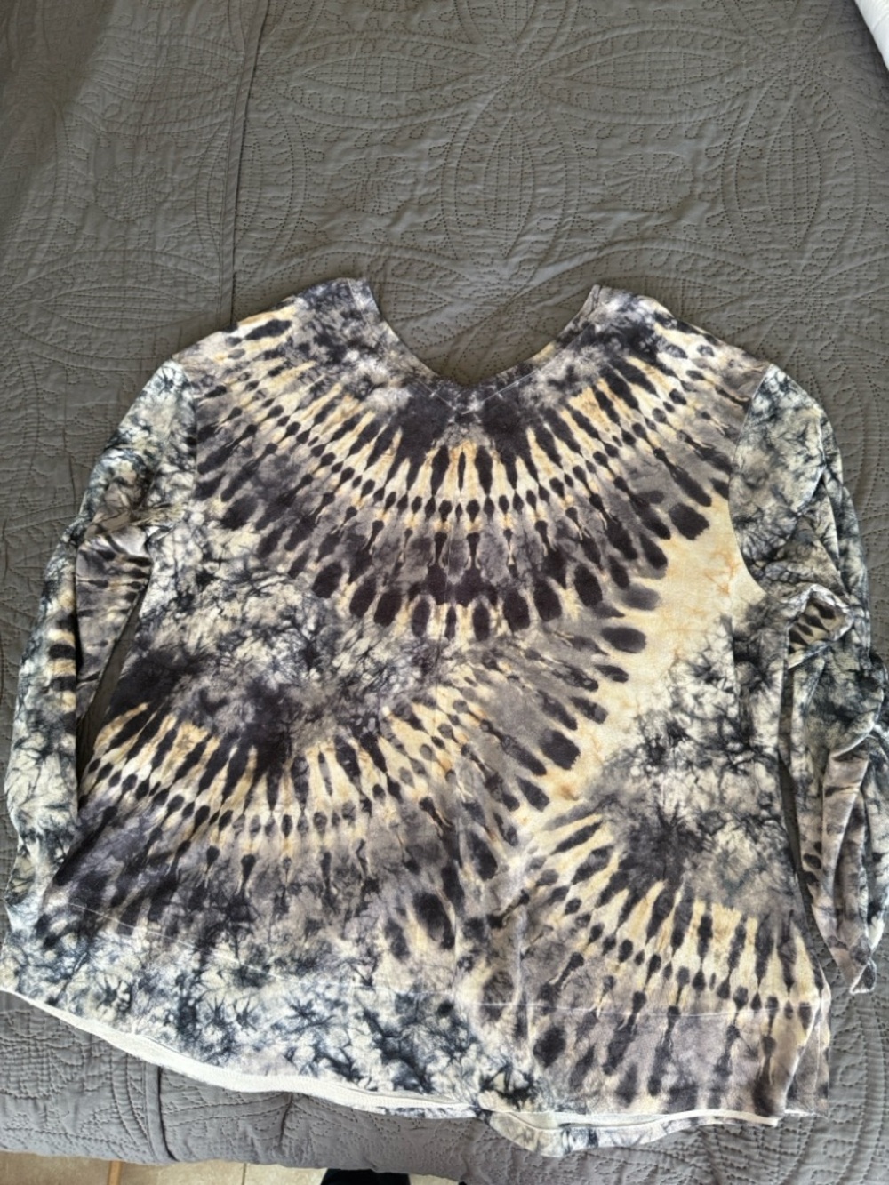 Women's Tie-Dye V-Neck 3/4 length sleeve.  Top in Black & Cream